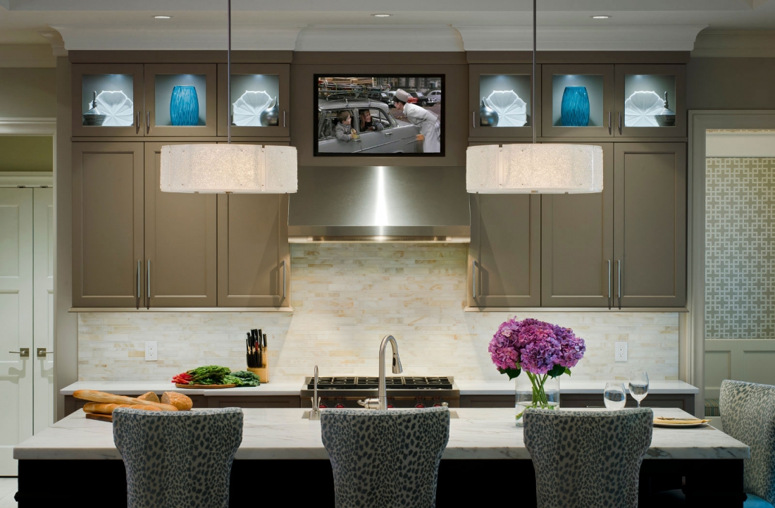 large-kitchen-island-cooktop-rangehood-tv-1100x721.jpg