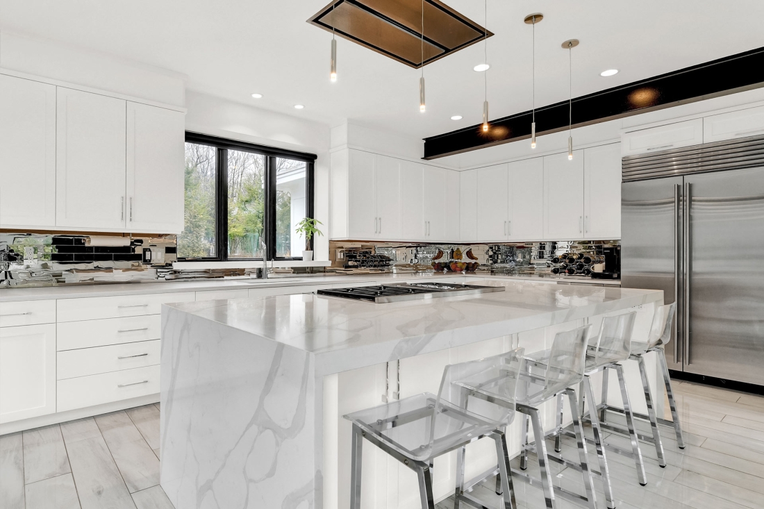 modern-white-kitchen-mirror-backsplash-center-island-1100x733.jpg